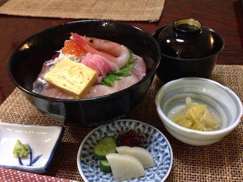 海鮮丼1350円(ランチ時)